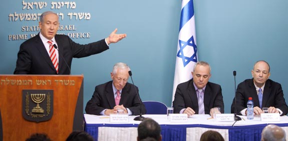 חיים שני, יובל שטייניץ, סטנלי פישר, בנימין נתניהו, ועדת הריכוזיות / צלם: אמיל סלמן- הארץ 
